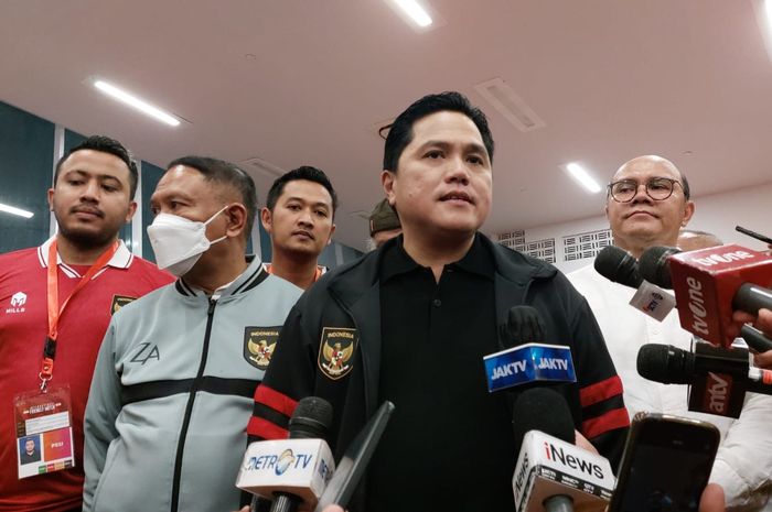 Ketua Umum PSSI, Erick Thohir didampingi Wakil Ketua Umum PSSI, Zainudin Amali saat memberi keterangan awak media dalam perayaan ulang tahun PSSI ke-93, di Stadion Utama Gelora Bung Karno (SUGBK), Jakarta, Jumat (14/4/2023).