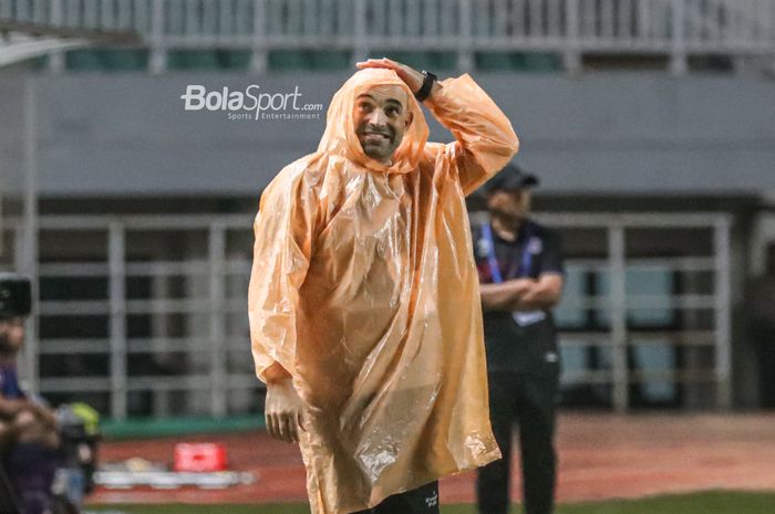 Pelatih PSM Makassar, Bernardo Tavares Fernando Jose, nampak memegangi kepala saat memantau timnya bertanding  di Stadion Pakansari, Bogor, Jawa Barat, 15 Agustus 2022.