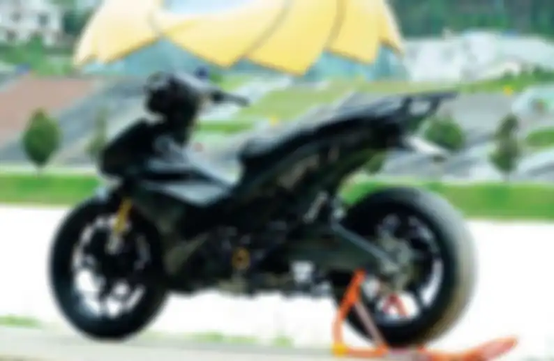 Yamaha Exciter 150 (Yamaha MX-King) dengan kaki-kaki gambot