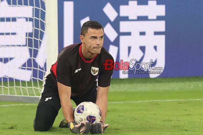 Kiper Timnas Indonesia, Emil Audero, sedang menjalani sesi latihan di Stadion Utama Gelora Bung Karno, Senayan, Jakarta, Kamis (5/6/2025).
