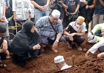 Saat Pemakaman Nani Wijaya, Anak Pertama Ciumi Kaki&nbsp;Sang Ibunda Sembari Histeris