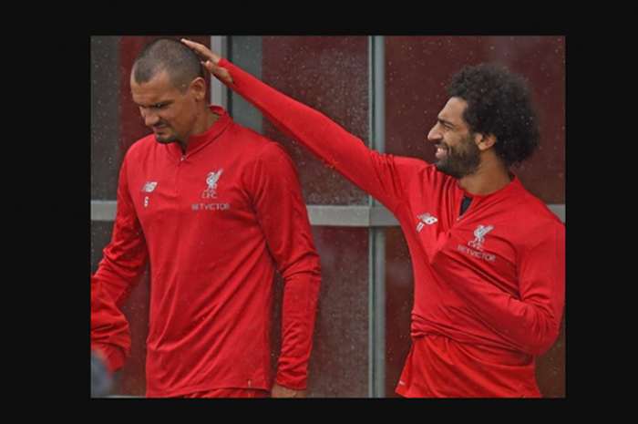  Dejan Lovren (kiri) dan Mohamed Salah (kanan) saat berlatih bersama Liverpool. 