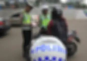 Pakai 'Earphone' Saat Berkendara, Siap-Siap Ditilang