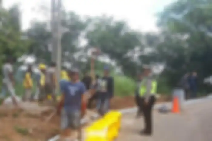 Pembatas jalan di jalur Cikidang