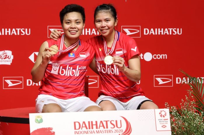 Pasangan ganda putri Indonesia, Greysia Polii/Apriyani Rahayu, berpose di podium kampiun bersama medali emas yang diraih usai memenangi laga final Indonesia Masters 2020 di Istora Senayan, Jakarta, Minggu (19/1/2020).