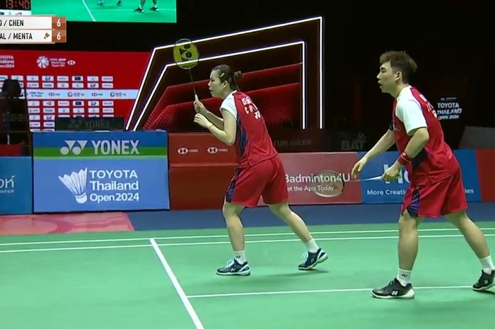 Pasangan ganda campuran China, Guo Xin Wa/Chen Fang Hui saat berlaga dpada babak semifinal Thailand Open 2024 di Nimibutr Arena, Bangkok, Thailand, Sabtu (18/5/2024)