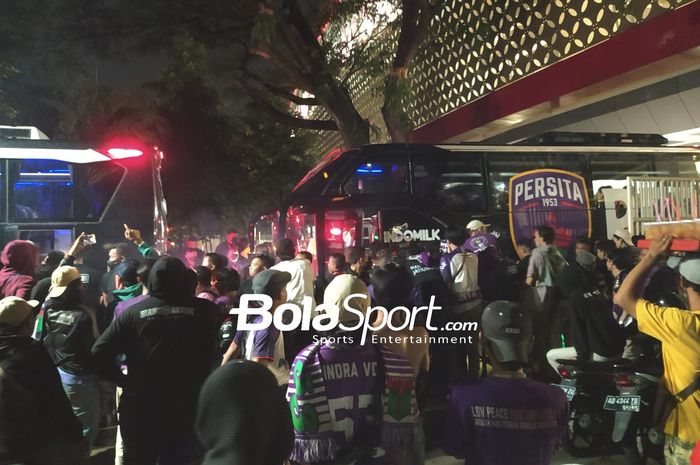 Suporter Persita Tangerang mengerubungi bus Persita Tangerang usai kalah 1-6 dari PSIS Semarang pada laga grup A Piala Presiden 2022 di Stadion Manahan Solo, Senin (13/6/2022).