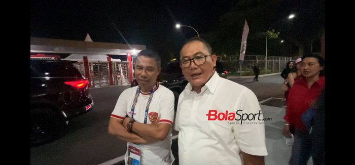 Ketua Badan Tim Nasional (BTN), Sumardji bersama Sekjen PSSI, Yunus Nusi saat berada di Stadion Manahan, Senin (1/7/2024).