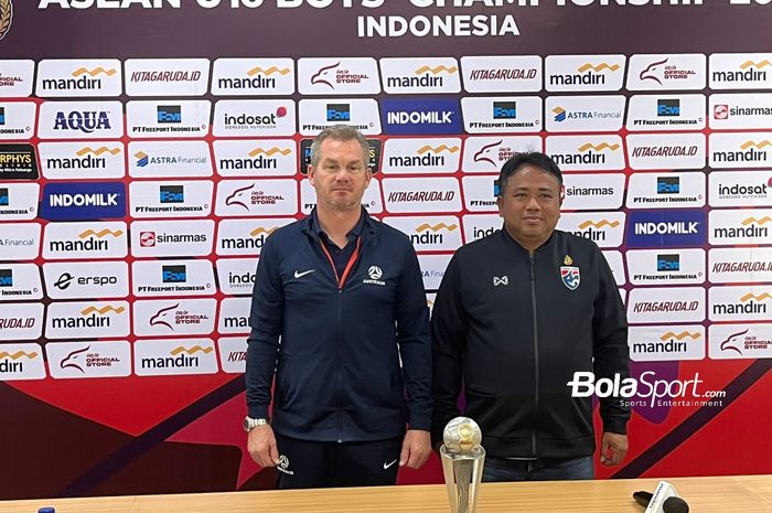 Pelatih Australia U-16, Brad Maloney  dan Pelatih Thailand U-16, Jadet Melaarp dalam sesi konferensi pers sebelum final ASEAN Cup U-16 2024, Selasa (2/7/2024).