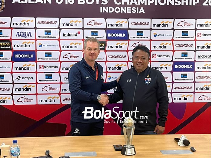 Pelatih Australia U-16, Brad Maloney  dan Pelatih Thailand U-16, Jadet Melaarp dalam sesi konferensi pers sebelum final ASEAN Cup U-16 2024, Selasa (2/7/2024).