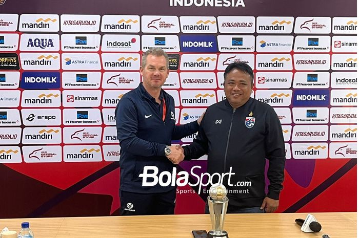 Pelatih Australia U-16, Brad Maloney  dan Pelatih Thailand U-16, Jadet Melaarp dalam sesi konferensi pers sebelum final ASEAN Cup U-16 2024, Selasa (2/7/2024).