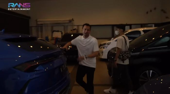 Deretan mobil mewah di rumah Momo eks Geisha