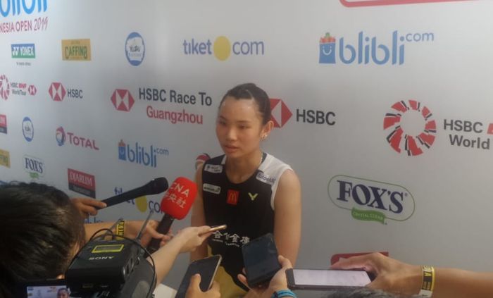 Pebulu tangkis tunggal putri Taiwan, Tai Tzu Ying, menjawab pertanyaan awak media di area mixed zone setelah tersingkir dari babak semifinal Indonesia Open 2019.