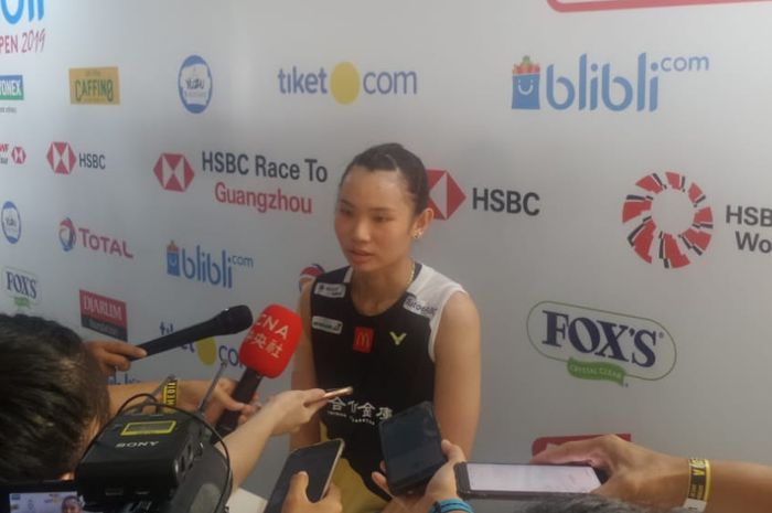 Pebulu tangkis tunggal putri Taiwan, Tai Tzu Ying, menjawab pertanyaan awak media di area mixed zone setelah tersingkir dari babak semifinal Indonesia Open 2019.