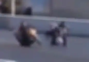 Ngilu Tapi Bikin Geli, Video Tabrakan Eh Pembalapnya Malah Tersangkut di Gituan!