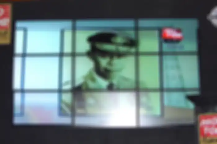 Layar video pemutaran profil singkat Kapolri Jenderal Hoegeng saat penyerahan Lifetime Achievement MOTOR Plus Award 2018, sebagai tokoh pertama yang mencetuskan wajib helm 