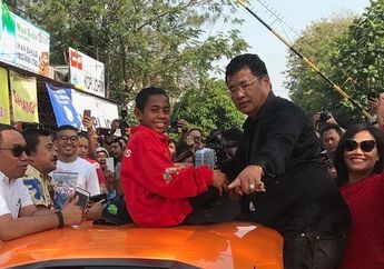 Curhat Joni Si Pemanjat Tiang Bendera pada Hotman Paris tentang Selebritis Cantik Pujaan Hatinya!