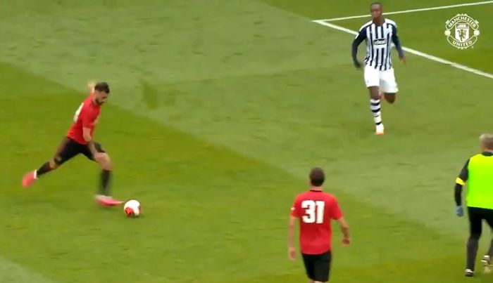 Gelandang Manchester United, Bruno Fernandes, mencetak gol saat timnya kalah dalam laga persahabatan kontra West Bromwich Albion di Stadion Old Trafford, Jumat (12/6/2020) waktu setempat.