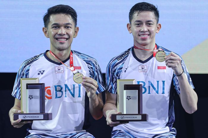 Ganda putra Indonesia, Fajar Alfian/Muhammad Rian Ardianto, berpose usai menjuarai Malaysia Masters 2022.