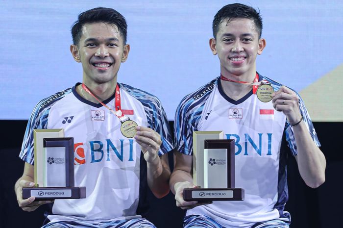 Ganda putra Indonesia, Fajar Alfian/Muhammad Rian Ardianto, berpose usai menjuarai Malaysia Masters 2022.