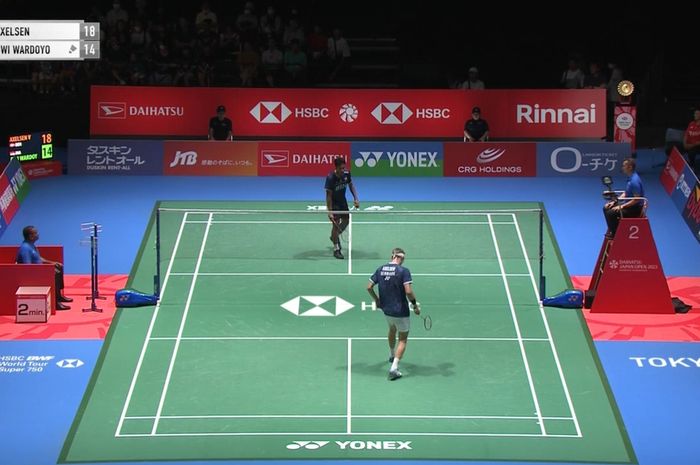 Tunggal putra Indonesia, Chico Aura Dwi Wardoyo saat melawan Viktor Axelsen (Denmark) pada babak 16 besar Japan Open 2023, di Yoyogi 1st Gymnasium, Jepang, Kamis (27/7/2023).