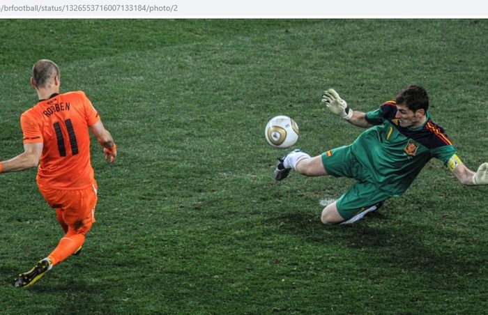 Winger timnas Belanda, Arjen Robben, berhadapan dengan kiper timnas Spanyol, Iker Casillas, pada final Piala Dunia 2010.