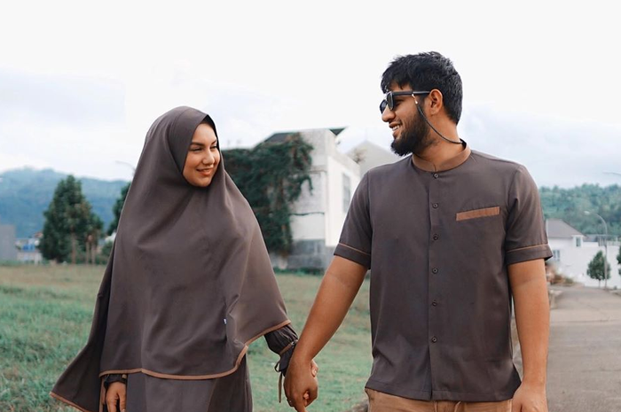 Tampilan anggun Irish Bella pakai gamis syar'i couple dengan Ammar Zoni