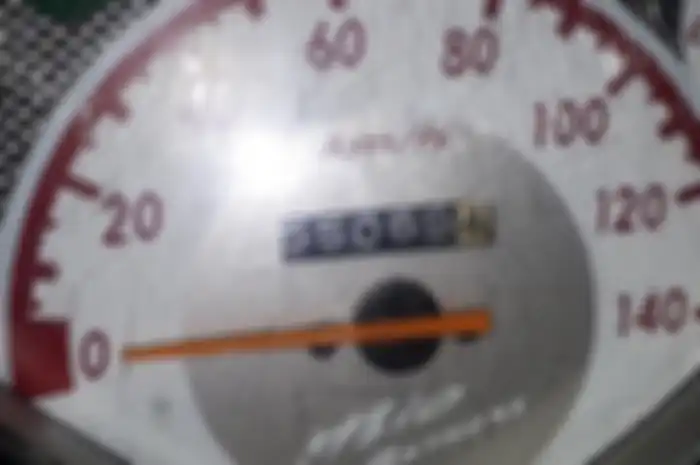 Kaca speedometer retak