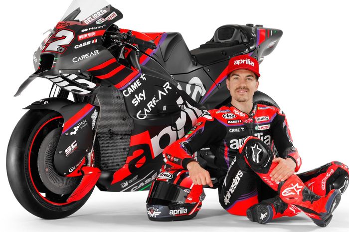 Pembalap Aprilia Racing, Maverick Vinales, berpose dengan seragam dan motor Aprilia RS-GP yang baru dalam peluncuran tim yang berlangsung pada Jumat (10/3/2023).