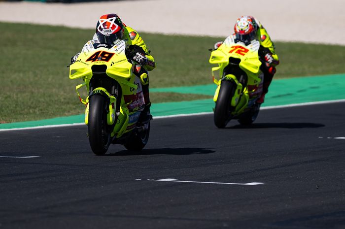 Fabio Di Giannantonio dan Marco Bezzecchi dari tim Pertamina Enduro VR46 melaju bersama dalam sesi latihan bebas MotoGP Emilia Romagna di Sirkuit Misano, Rimini, Italia, 20 September 2024.