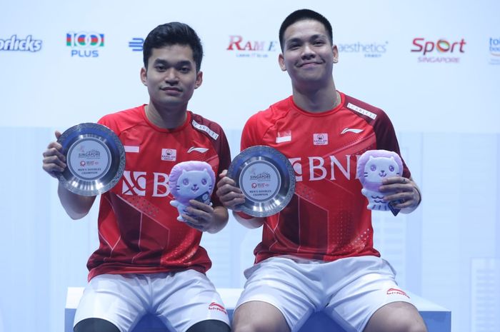 Ganda putra Indonesia, Leo Rolly Carnando/Daniel Marthin berpose di podium Singapore Open, Minggu (17/7/2022)