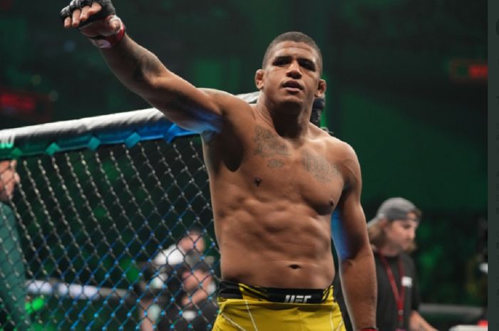 Aksi Gilbert Burns saat berhadapan dengan Khamzat Chimaev pada UFC 273.