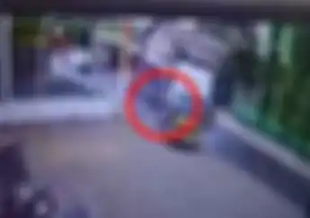 Serem! Video Detik-detik Pemotor Tabrak dan Terlindas Mobil Boks, Nyaris Kehilangan Nyawa
