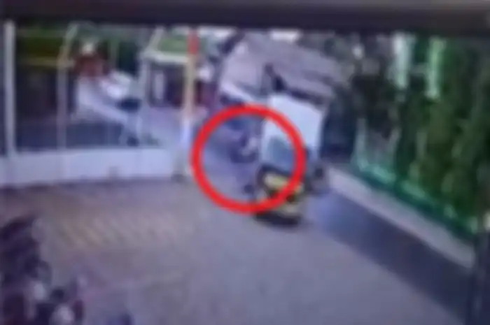 Detik-detik motor menabrak mobil boks.