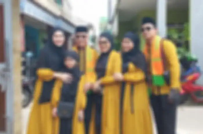 Ayu Ting Ting bersama keluarganya sebelum berangkat umrah  di kediamannya, Depok, Minggu (29/5/2022).