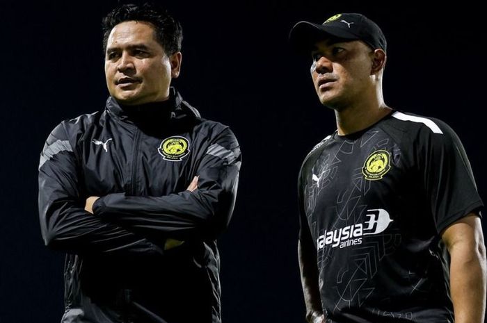 Pelatih Timnas U-23 Malaysia, Nafuzi Zain (kiri), memantau sesi latihan timnya.