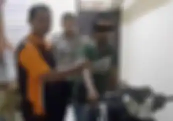 Dihajar Habis-habisan, Warga Gresik Tangkap Maling Motor Pakai Trik Portal