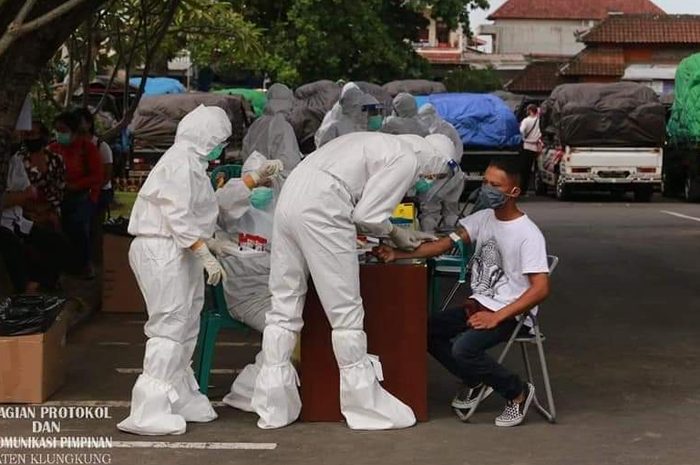 Ratusan Orang Jalani Rapid Test di Terminal Galiran Klungkung Bali