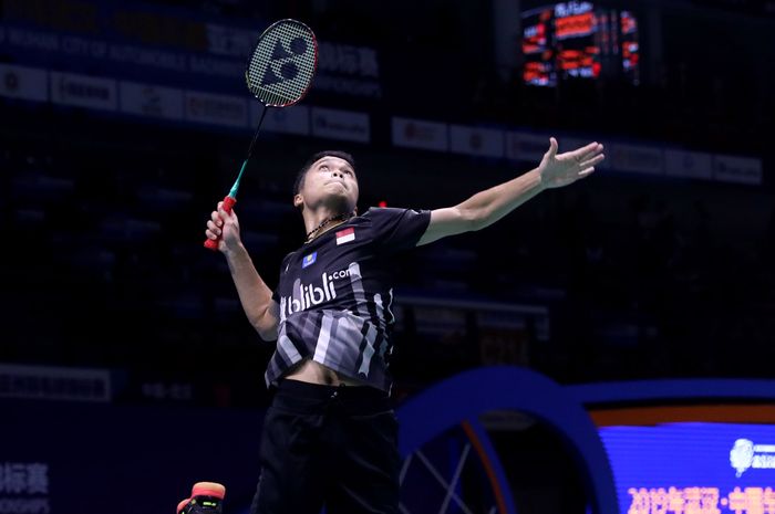 Tunggal putra Indonesia, Anthony Sinisuka Ginting, saat berhadapan dengan Ng Ka Long Angus (Hong Kong) pada babak kesatu Kejuaraan Asia 2019, di Wuhan Sports Center Gymnasium, Wuhan, China, Rabu (24/4/2019).