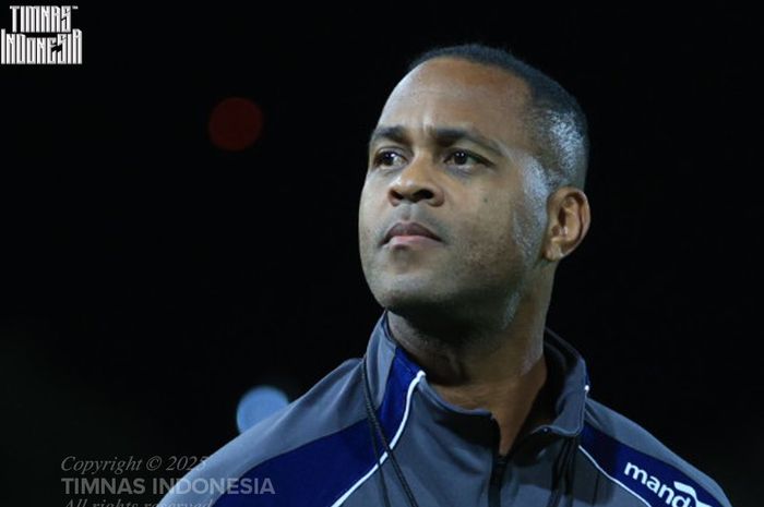 Pelatih timnas Indonesia, Patrick Kluivert memantau langsung latihan perdana Skuad Garuda di Sydney, Selasa (18/3/2025).