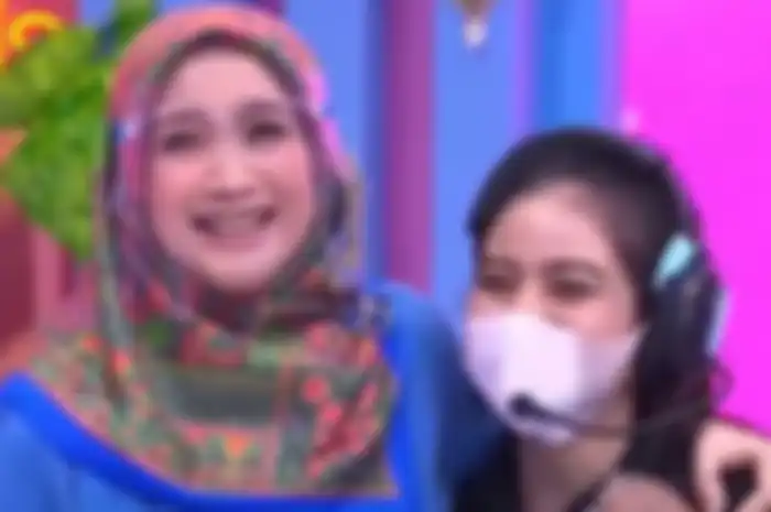 Desy Ratnasari memeluk FD yang tak mengenali dirinya