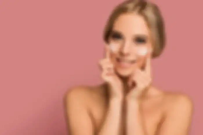 ilustrasi memakai mineral sunscreen untuk kulit sensitif