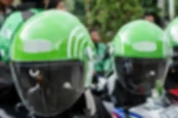 Helm Ojol yang biasa digunakan untuk penumpang. Helm penumpang yang dipakai bergantian berpotensi menularkan virus corona