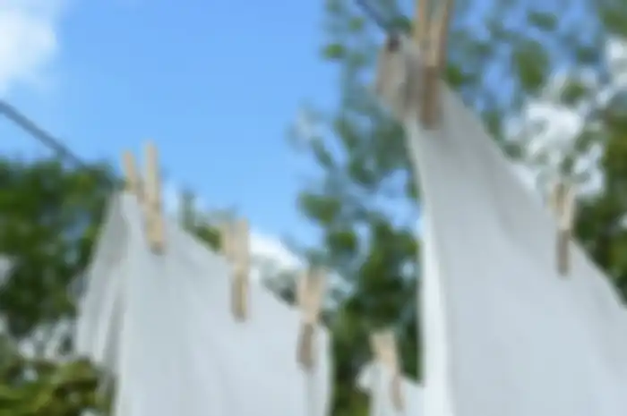 Selain dijamin bebas bau apek dan jamur, tips keringkan baju dengan cepat di musim hujan ini sangat membantu bagi kamu yang tak punya mesin cuci.