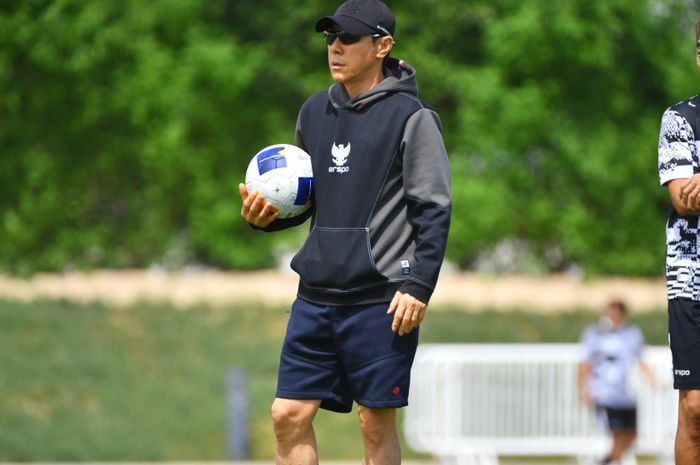 Pelatih timnas U-23 Indonesia, Shin Tae-yong memimpin latihan perdana Garuda Muda di Stade de Lagrange, Paris jelang laga play-off perebutan tiket Olimpiade 2024 lawan Guinea, Kamis (9/5/2024) mendatang.