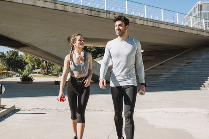 Ternyata olaharaga jalan kaki dengan pasangan ada aturannya agar tidak membahayakan kesehatan.