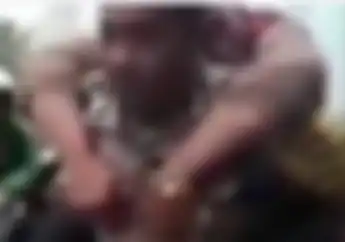 Kenapa Nih, Video Cewek Driver Ojek Online Digendong Polisi di Tanah Abang?