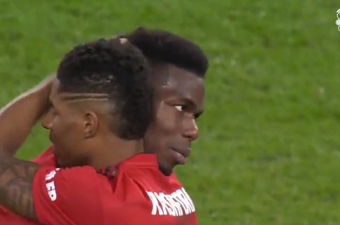 Pemain Manchester United, Paul Pogba (kanan) dan Marcus Rashford, merayakan kemenangan atas Chelsea dalam laga ronde kelima Piala FA di Stadion Stamford Bridge, Senin (18/2/2019).