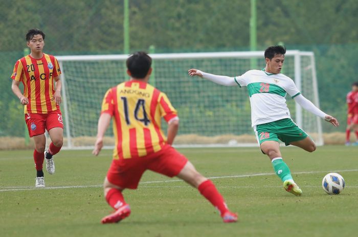 Alfeandra Dewangga tengah mengusai bola saat timnas U-23 Indonesia menghadapi Andong Science College dalam laga uji coba, di Haemaji Football Field, Korea Selatan, Kamis (21/4/2022).