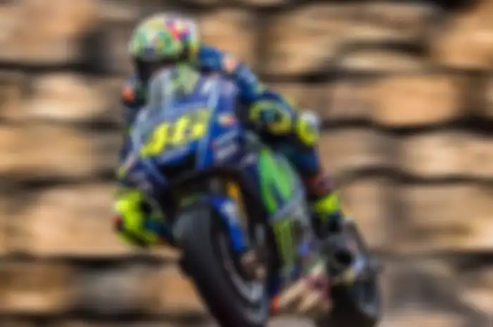 Valentino Rossi menggunakan rem jempol saat membalap di sirkuit Aragon, Spanyol